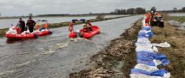 Na zdjęciu strażacy pływający na dwóch łodziach na Południowym Kanale Obry, worki z piaskiem oraz quad