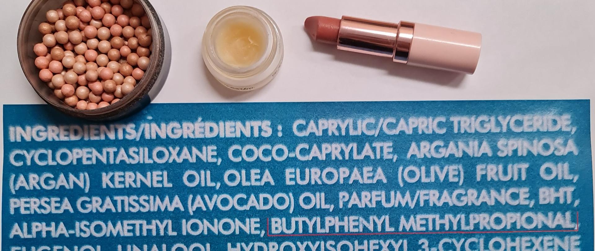 Zdjęcie przedstawia kosmetyki na tle etykiety produktu wyszczególniającej składniki. Wśród nich jest Butylphenyl Methylpropional, czyli LILIAL.