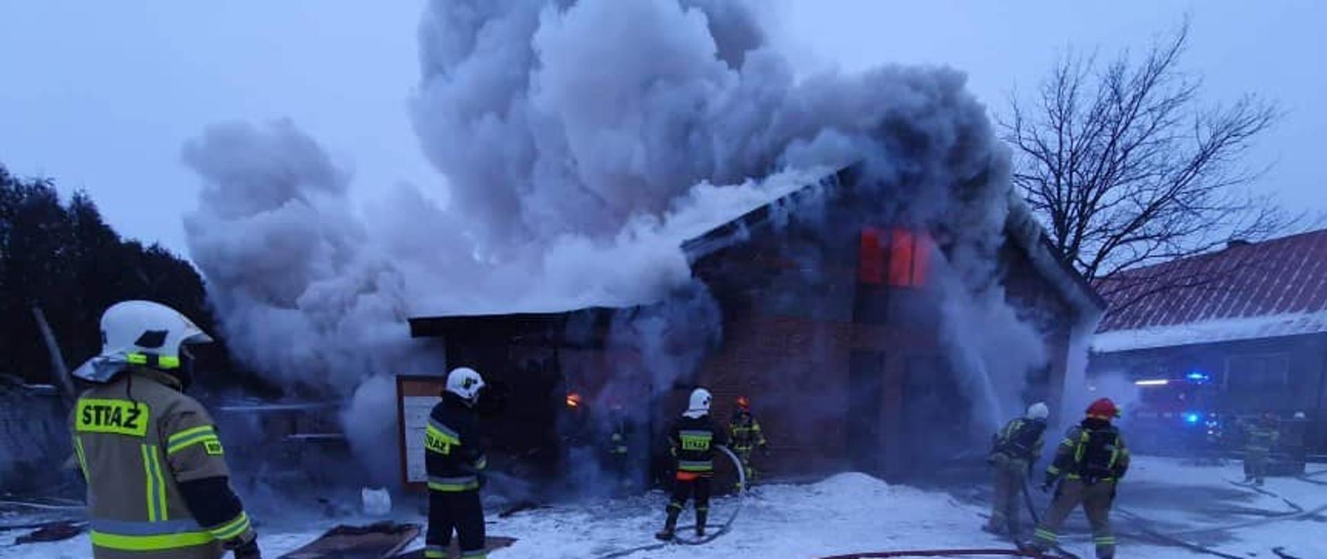 Strażacy przy działaniach gaśniczych