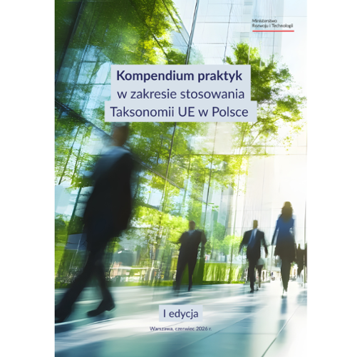 Zdjęcie przedstawia okładkę dokumentu "Kompendium praktyk w zakresie stosowania Taksonomii UE w Polsce". Na zdjęciu w tle przedstawieni są ludzie na tle biurowca, którzy idą, przez co są rozmazani. W okół biurowca znajdują się zielone drzewa. Na zdjęciu dominuje kolor zielony i niebieski. W centralnej cześci zdjęcia umieszczono tytuł opracowania, na dole informację, że jest to I edycja wraz z miejscowością i datą publikacji, natomiast w prawym górnym roku znajduje się logo Ministerstwa Rozwoju i Technologii. 