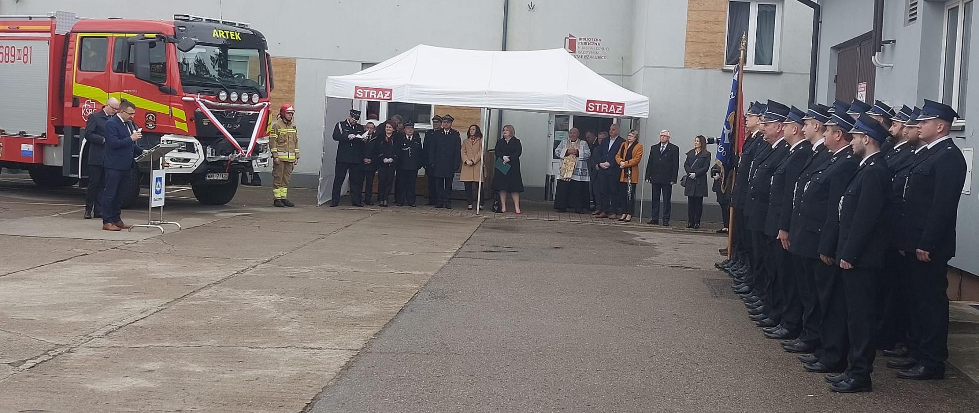 Zdjęcia przedstawiają uroczystą zbiórkę z okazji przekazania samochodów pożarniczych. Uroczystość odbywa się na placu OSP Stare Załubice. W uroczystości biorą udział strażacy oraz zaproszeni goście.