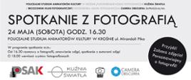Plakat informujący o wydarzeniu zatytułowanym Spotkanie z fotografią. Na plakacie są informacje dotyczące szczegółów spotkania. Plakat jest w kolorystyce czerni, bieli i szarości. Na dole plakatu są umieszczone loga Studium oraz kółek fotograficznych. 