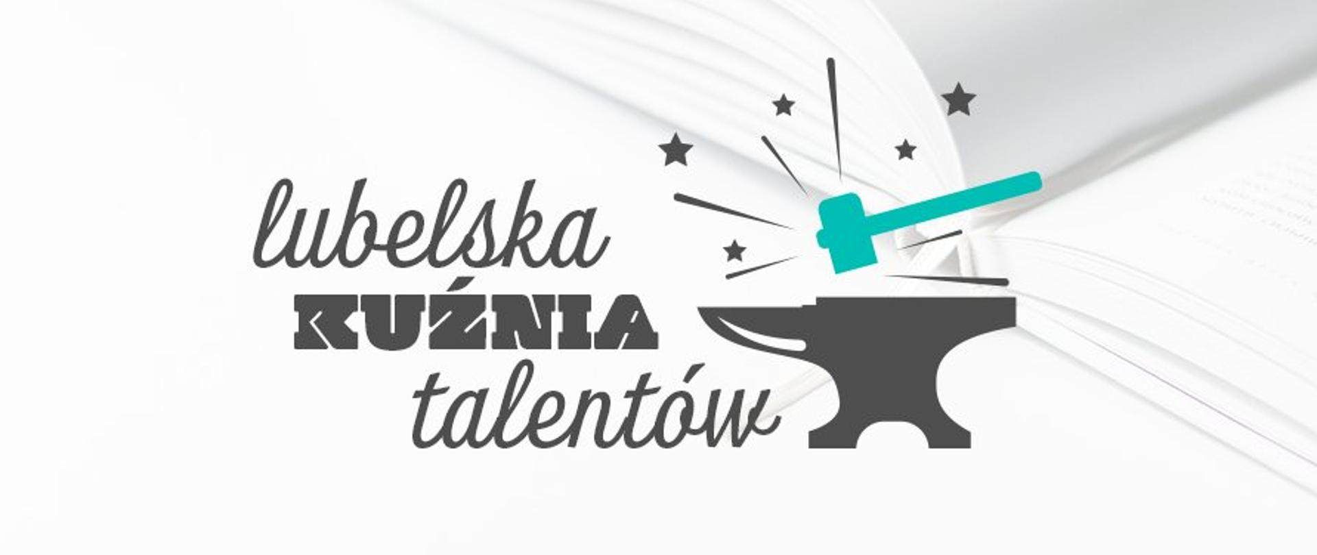Logo programu „Lubelska Kuźnia Talentów” na tle otwartej, białej książki. W centrum grafiki widnieje napis „lubelska KUŹNIA talentów” – słowo „KUŹNIA” wyróżnione jest pogrubioną czcionką. Po prawej stronie znajduje się ilustracja kowadła, nad którym unosi się młot uderzający w nie, z którego rozbłyskują gwiazdki i linie symbolizujące iskrzenie. Młot jest w kolorze turkusowym.