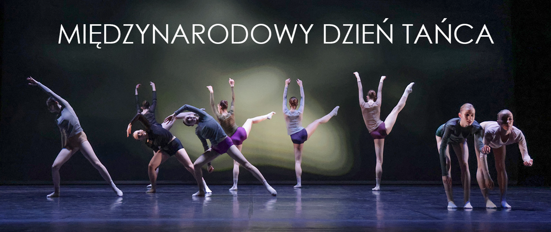 Wpół zacieniona scena, na scenie w układzie tancerze i tancerki