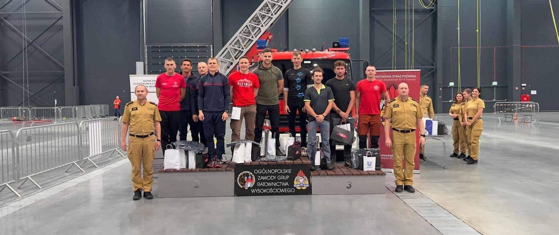 Na zdjęciu znajdują się zawodnicy - funkcjonariusze biorący udział w zawodach grup wysokościowych PSP i OSP.