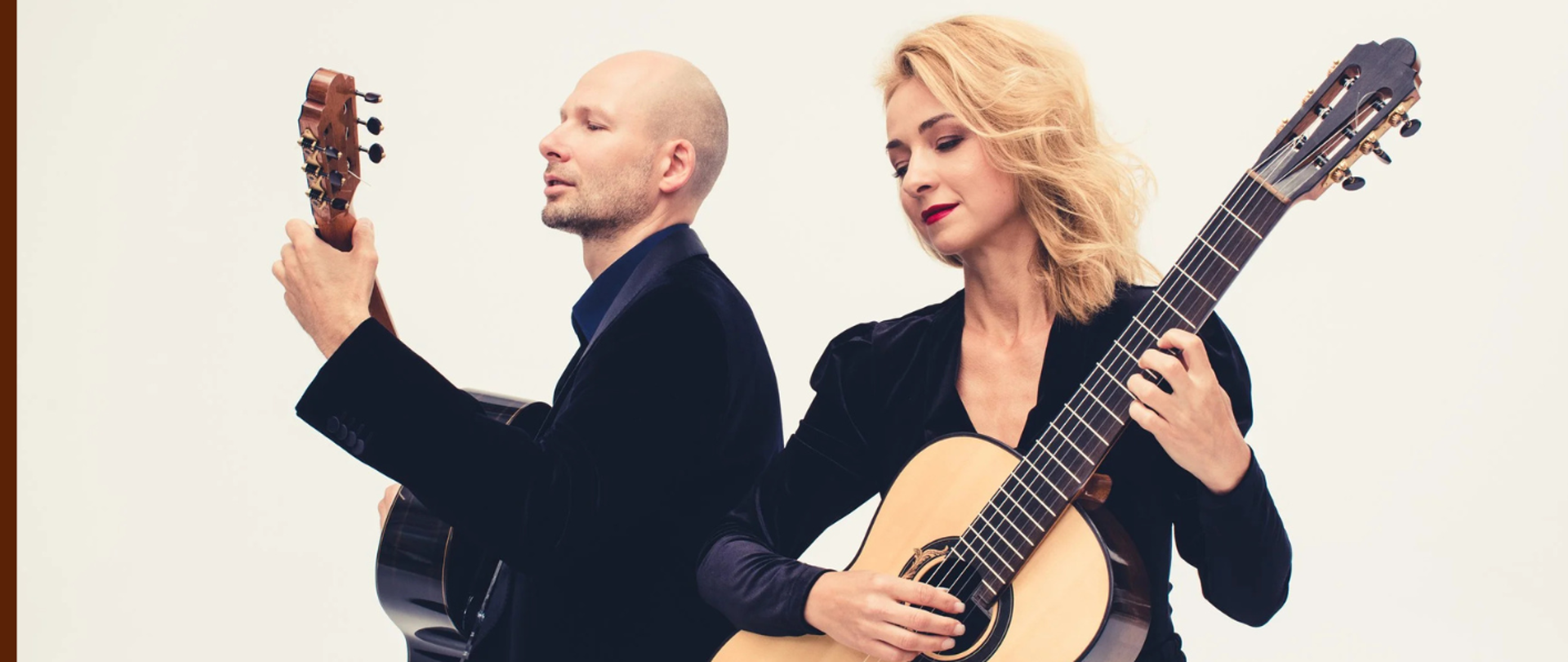 Plakat z napisem Warsztaty gitarowe Kupiński Guitar Duo i zdjęciem dwojga gitarzystów