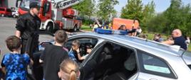 Dzieci na stanowisku przygotowanym przez policję mogły wejść do radiowozu