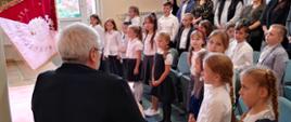 na zdjęciu widać poczet sztandarowy szkoły po stronie lewej, oraz panią dyrektor na środku a po prawej uczniów w galowych strojach