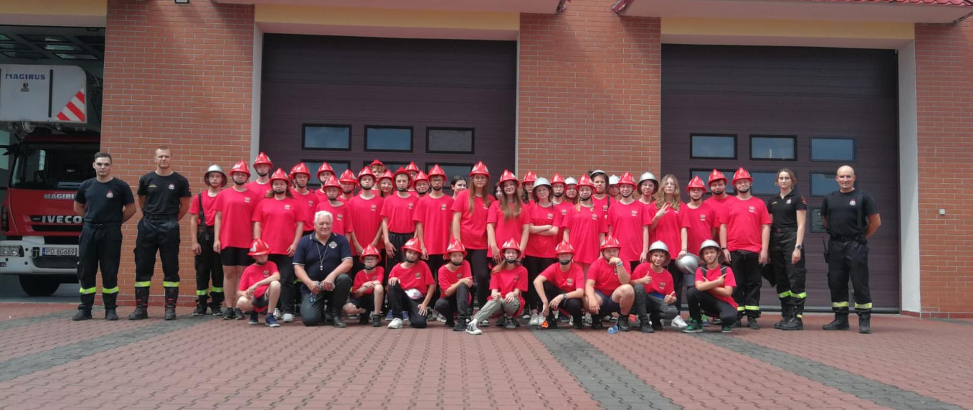 Wspólne zdjęcie uczestników obozu MDP pod budynkiem JRG 2.