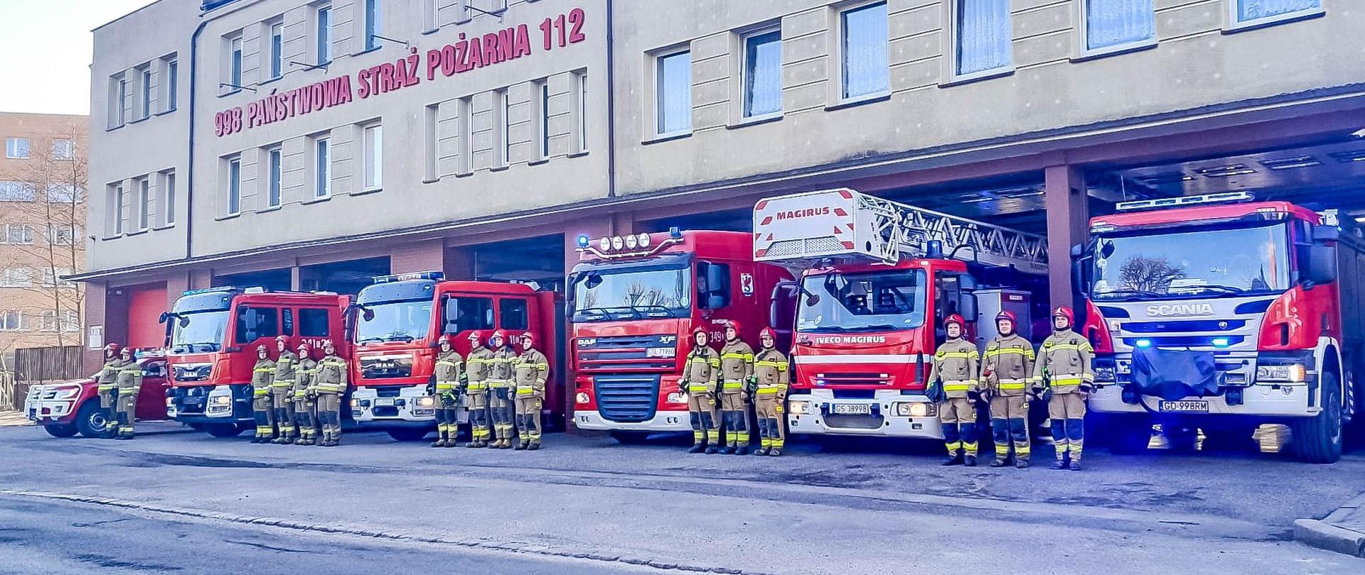 Zdjęcie przedstawia funkcjonariuszy JRG 1 podczas minuty ciszy dla Strażaków z Ukrainy