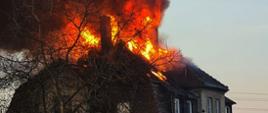 Pożar dachu budynku wielorodzinnego w Pieńsku