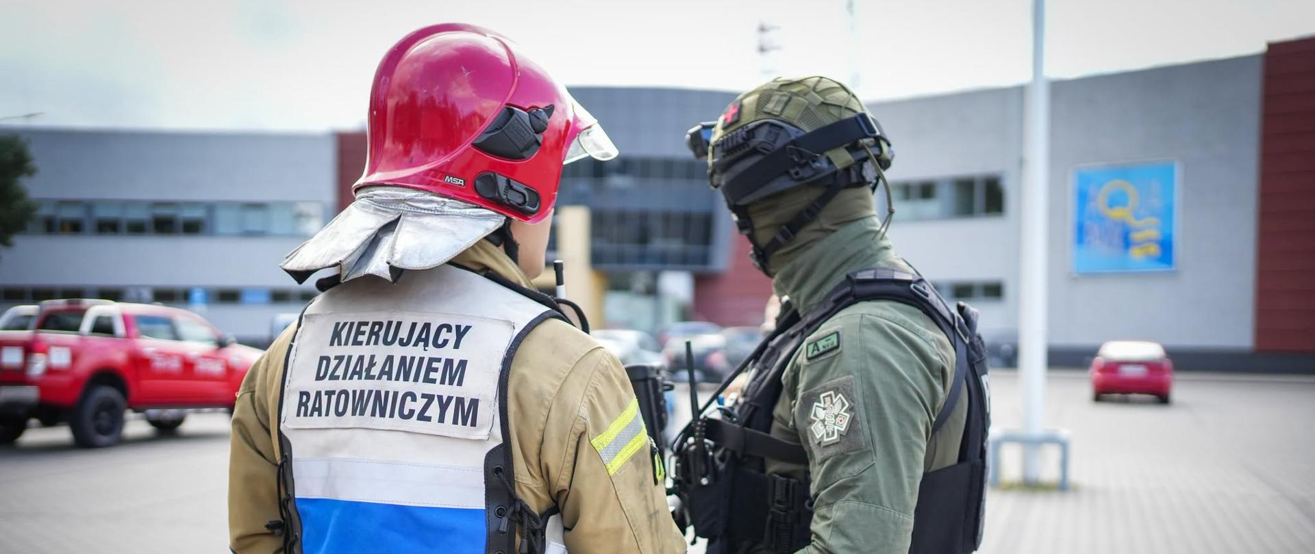 Na zdjęciu widać strażaków podczas działań ratowniczych na basenie. 