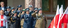 Mundurowi podczas uroczystości patriotycznych oddają honory podczas hymnu