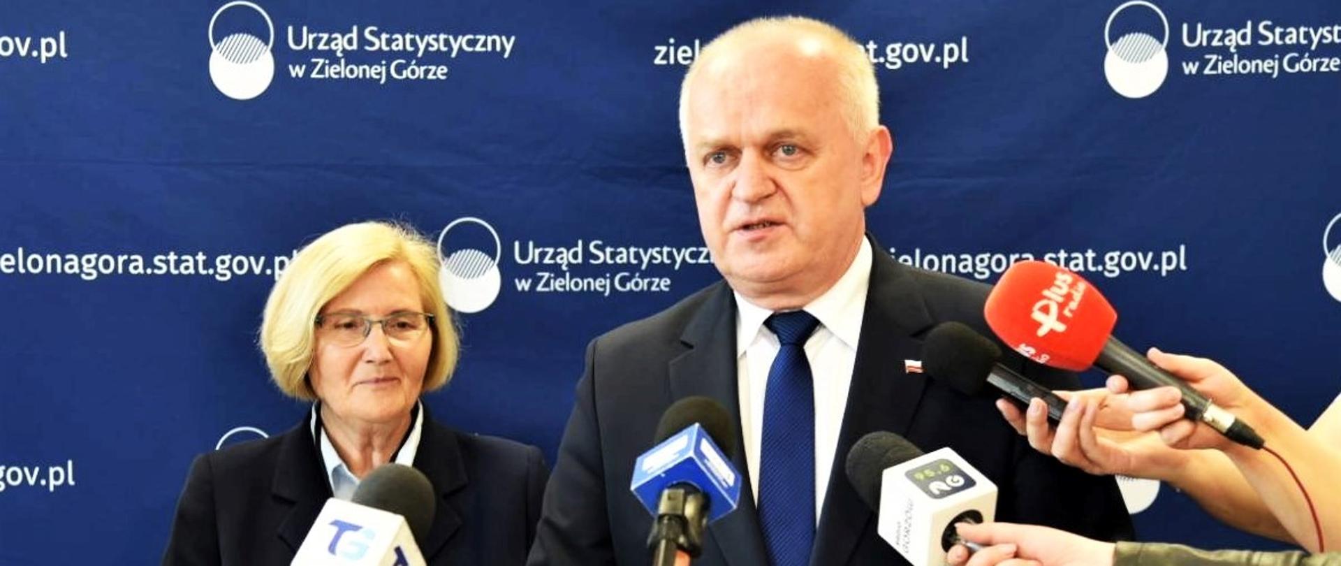 Wojewoda Władysław Dajczak w czasie konferencji prasowej