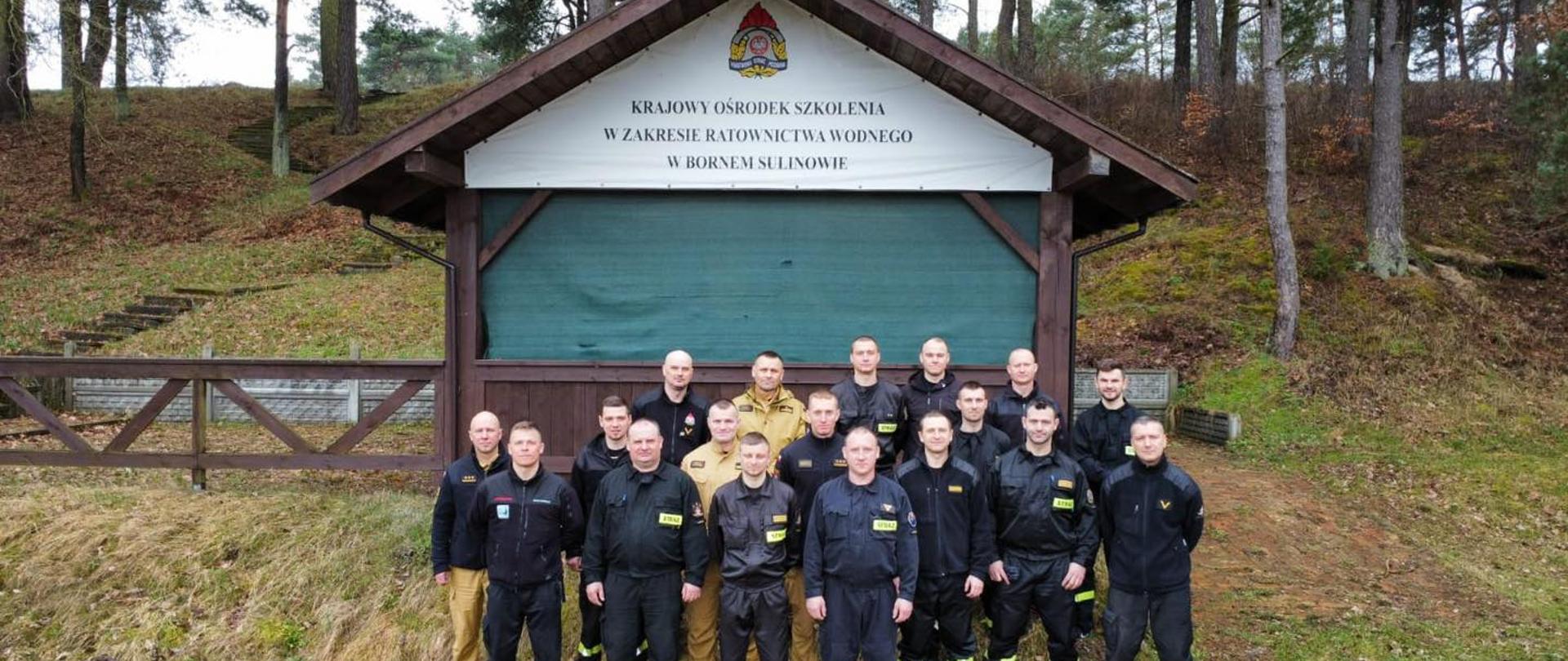 Jest to wspólne zdjęcie uczestników kursu.