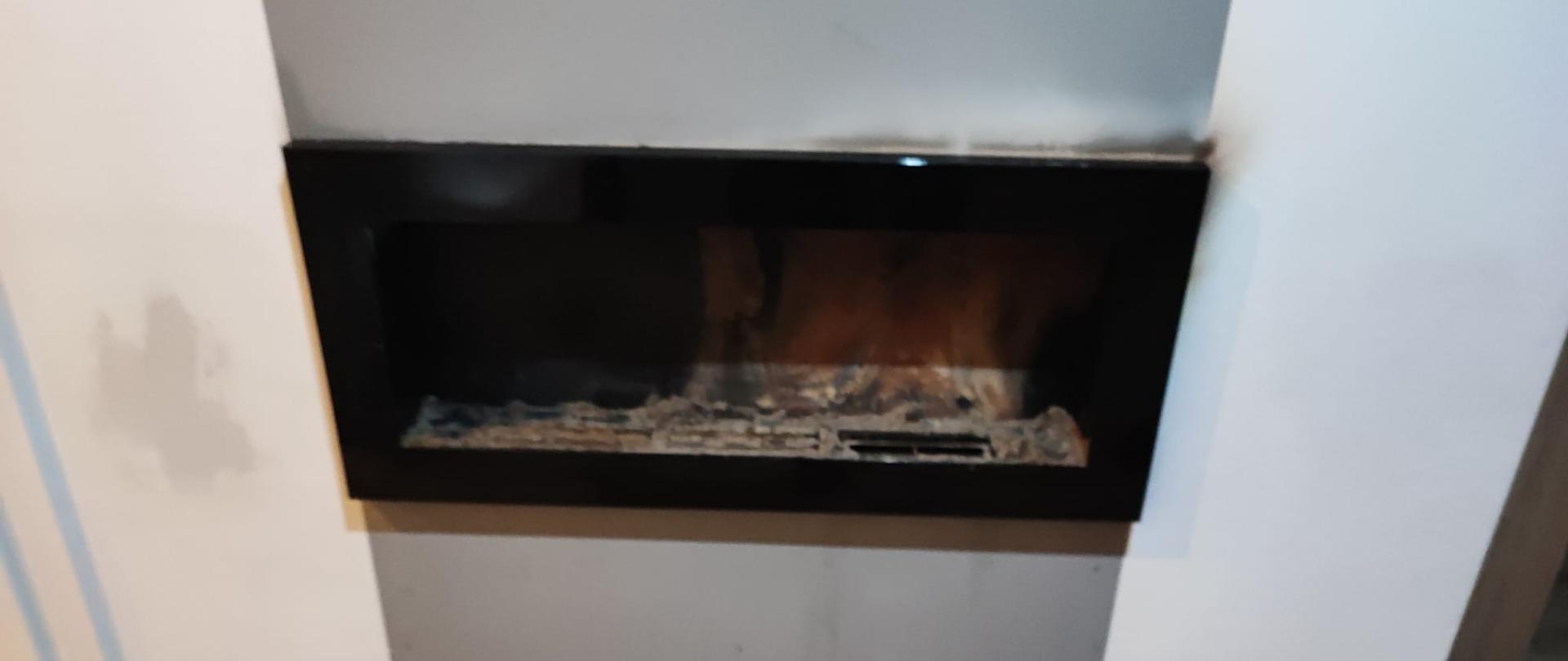 Na zdjęciu widać biokominek, w którym powstał poza 