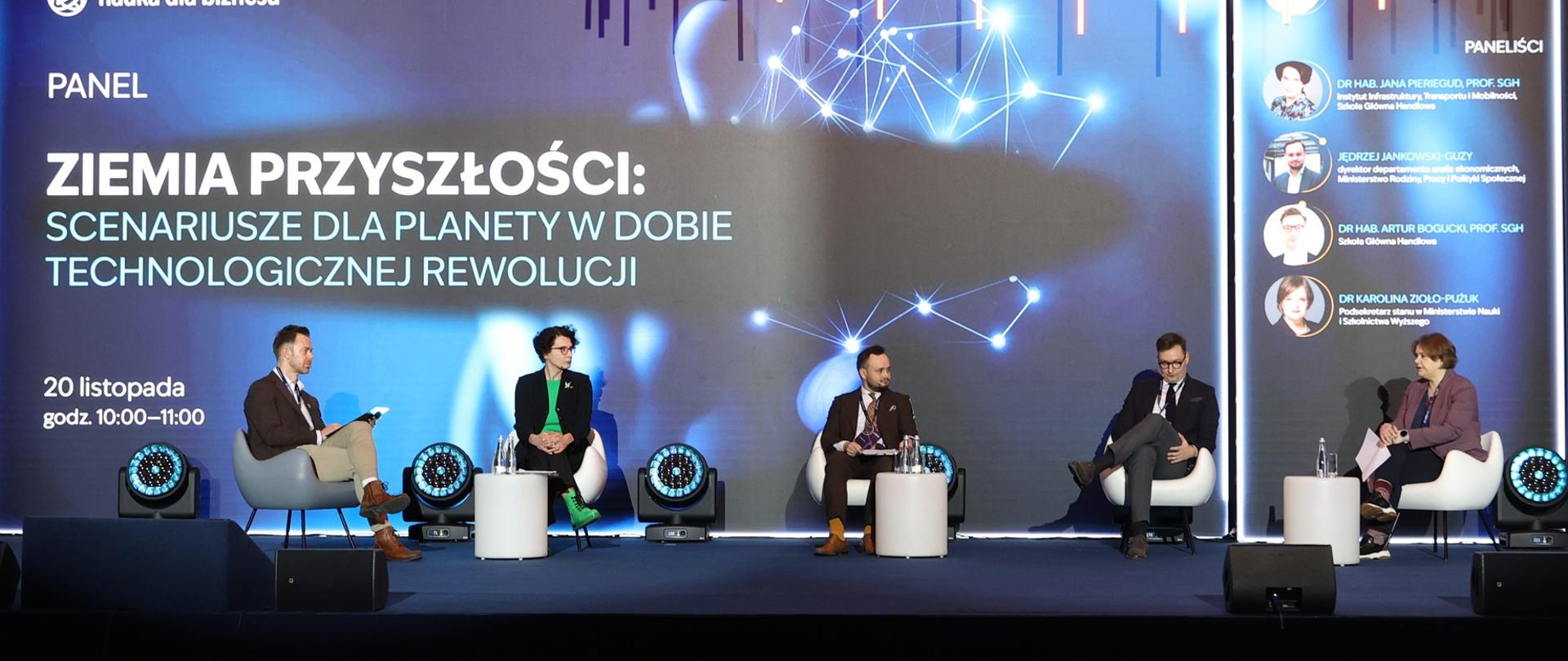 Na tle ścianki z napisem „Ziemia przyszłości: scenariusze dla planety w dobie technologicznej rewolucji” siedzi w fotelach pięć osób, pierwsza z prawej wiceminister Zioło-Pużuk.