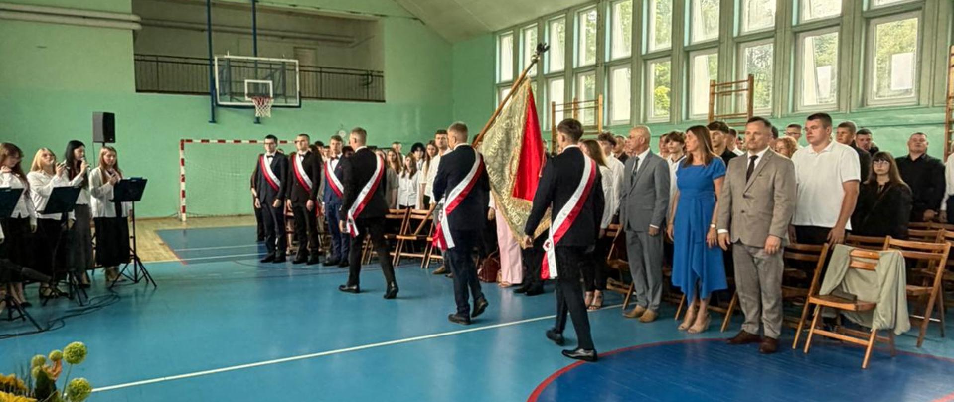 Poczet Sztandarowy przechodzi przed Dyrekcją Szkoły i społecznością szkoły 