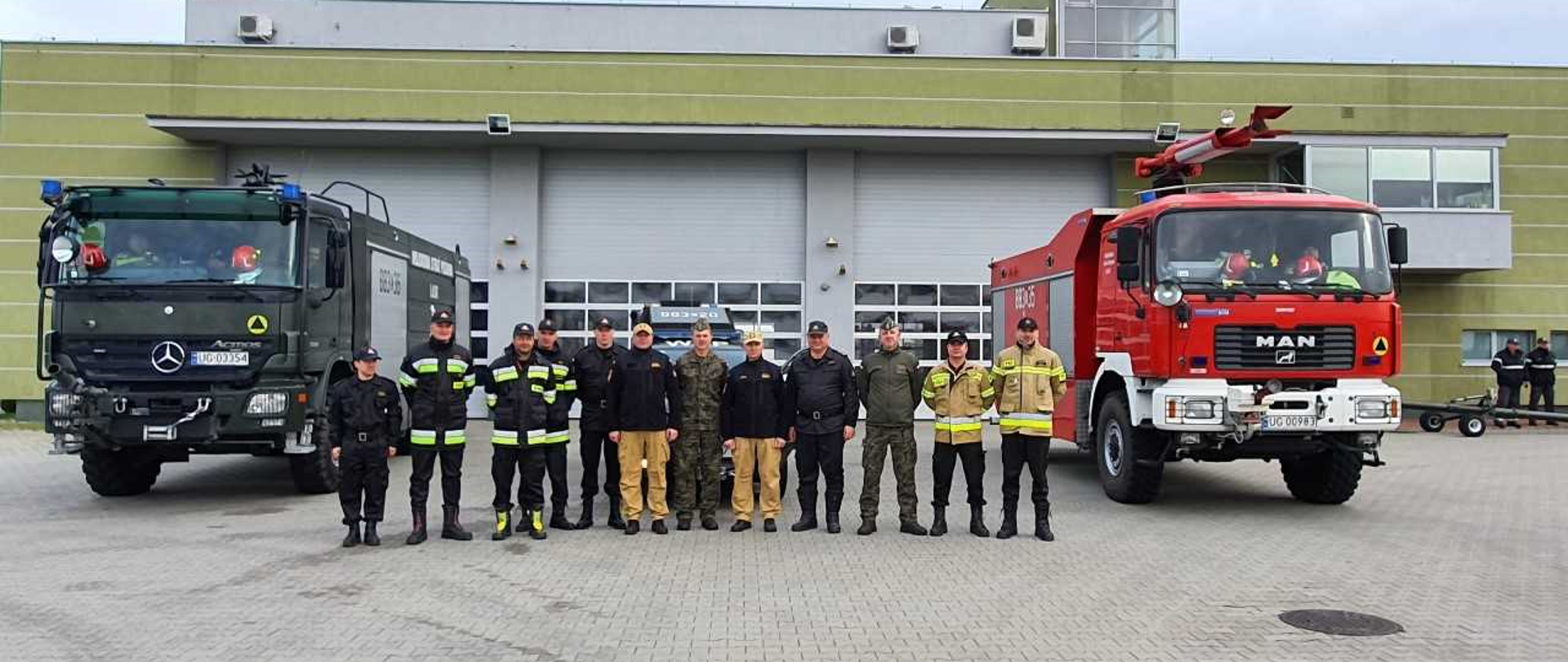 Zdjęcie przedstawia strażaków podczas szkolenia w 32 BLT