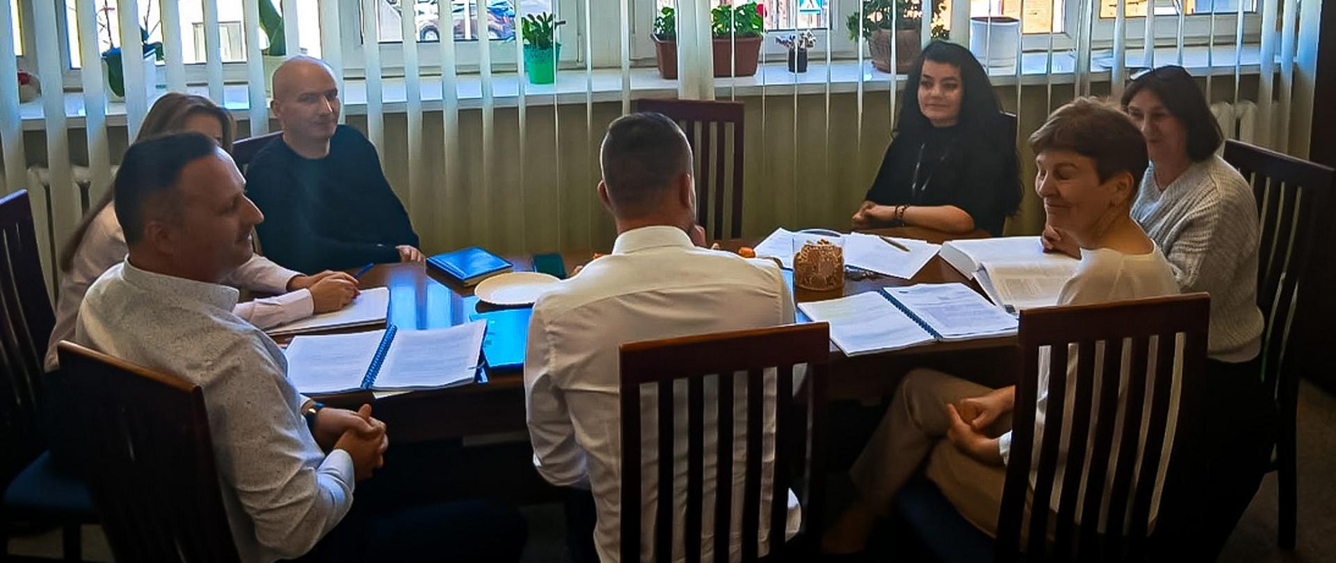 Pracownicy US w Łomży na spotkaniu z pracownikami PUP w Łomży dotyczącym zmian podatkowych w VAT