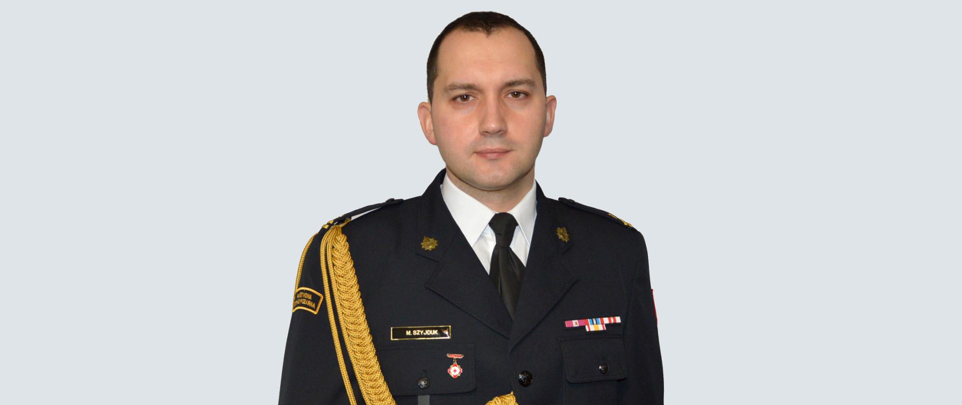 Zdjęcie przedstawia zastępce Komendanta Powiatowego PSP w Ustrzykach Dolnych mł. bryg. mgr inż. Marcina Szyjduka