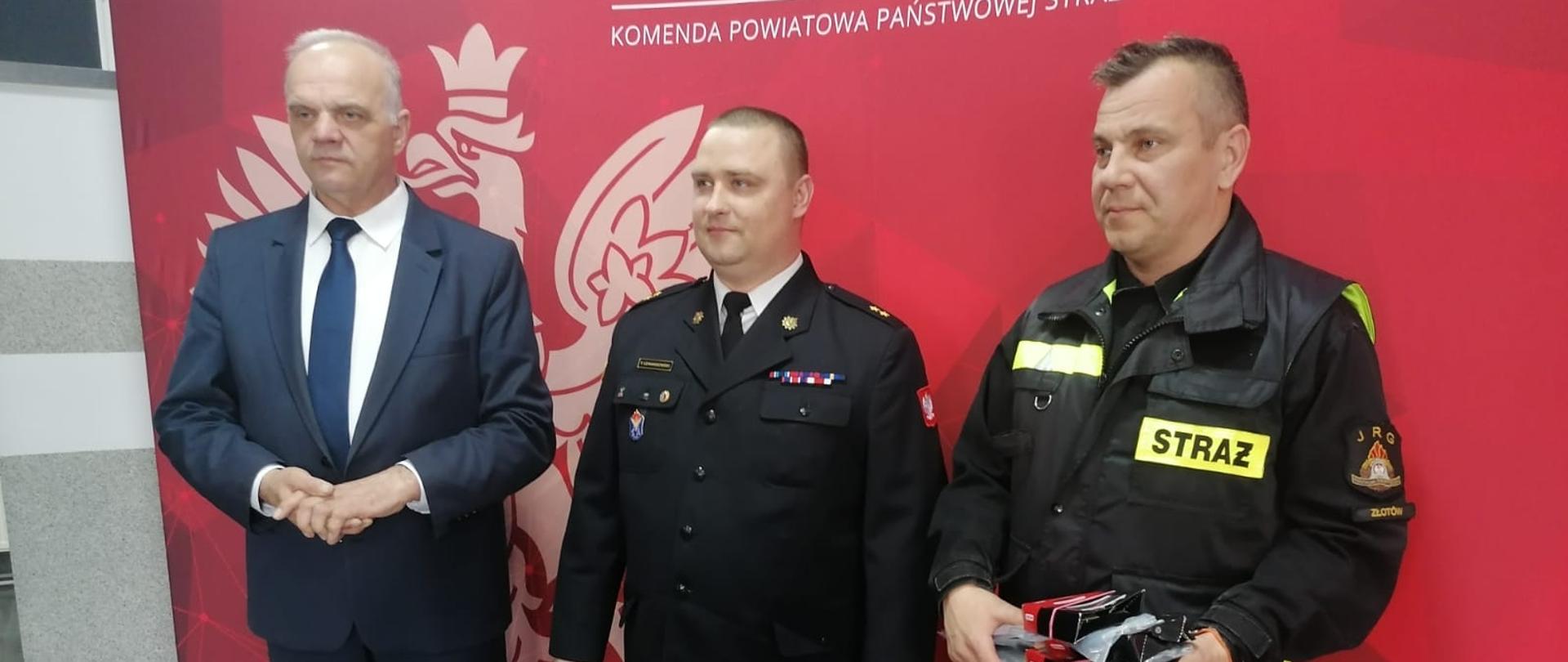 Na zdjęciu Komendant Powiatowy PSP Złotów oraz starosta Złotowski wraz z strażakiem z gminy Okonek