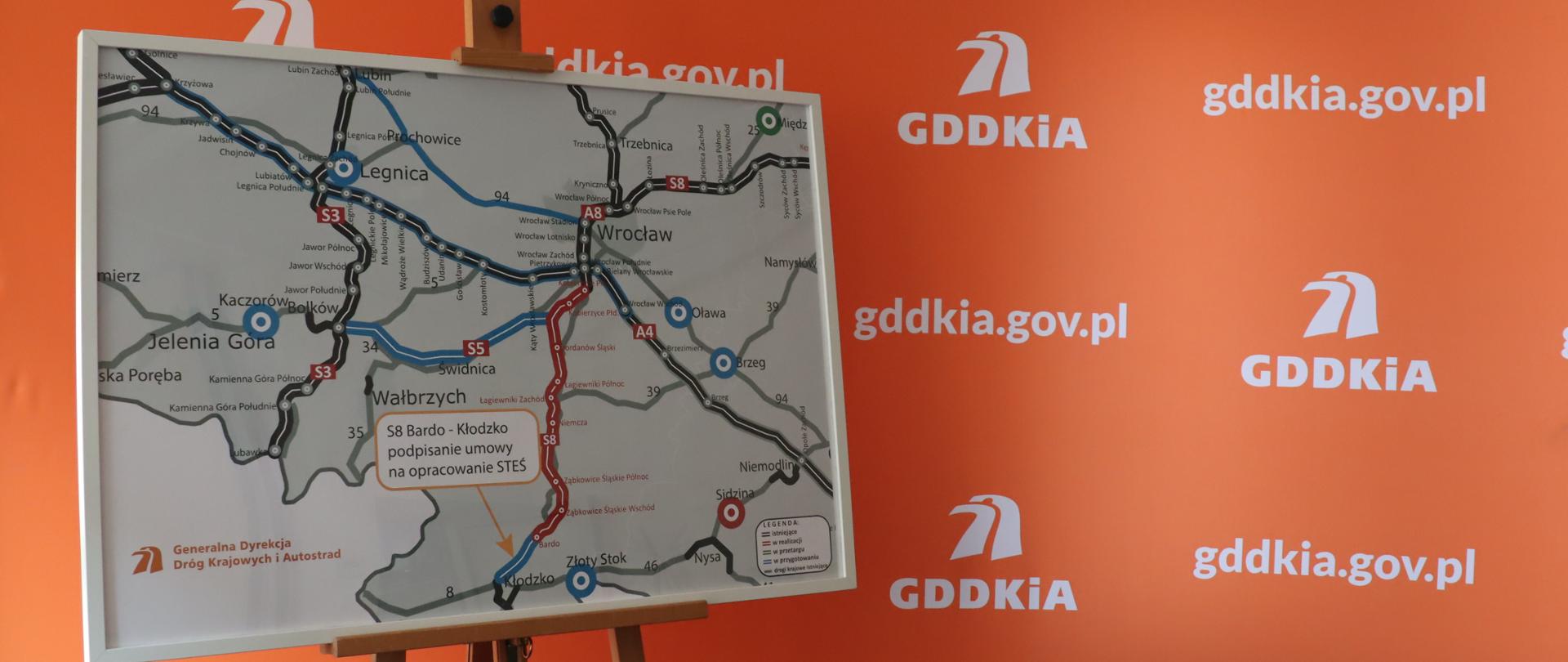 Mapa S8 na tle ścianki GDDKiA