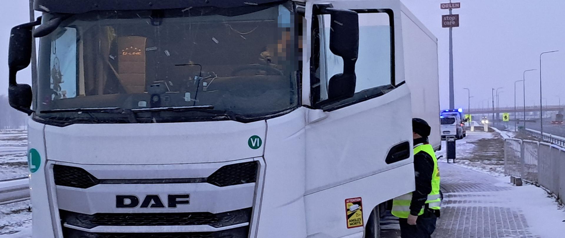 Rozpoczęcie kontroli po zatrzymaniu. Brak oznakowania tablicami barwy pomarańczowej