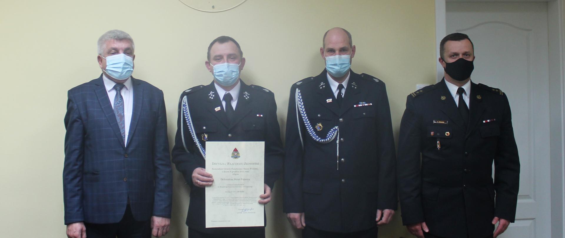 Zdjęcie przedstawia Wójta Gminy Osiek Mały, Komendanta Powiatowego PSP w Kole oraz Druhów z OSP Dęby Szlacheckie po otrzymaniu decyzji o włączeniu do KSRG na kolejne 5 lat