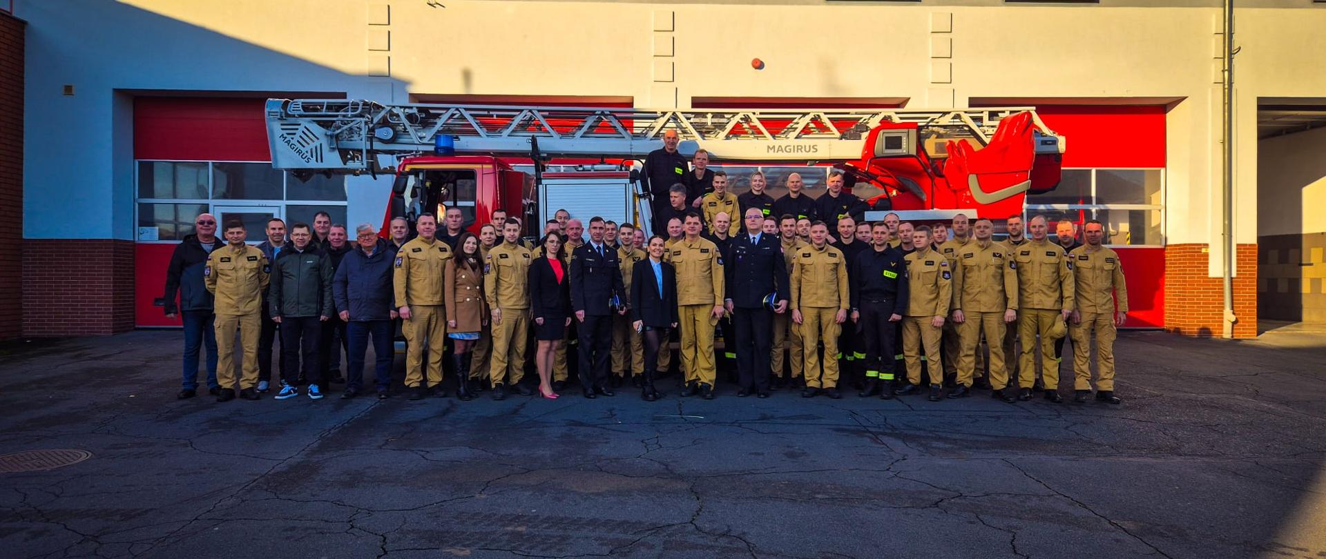 Grupowe zdjęcie wszystkich uczestników uroczystości.