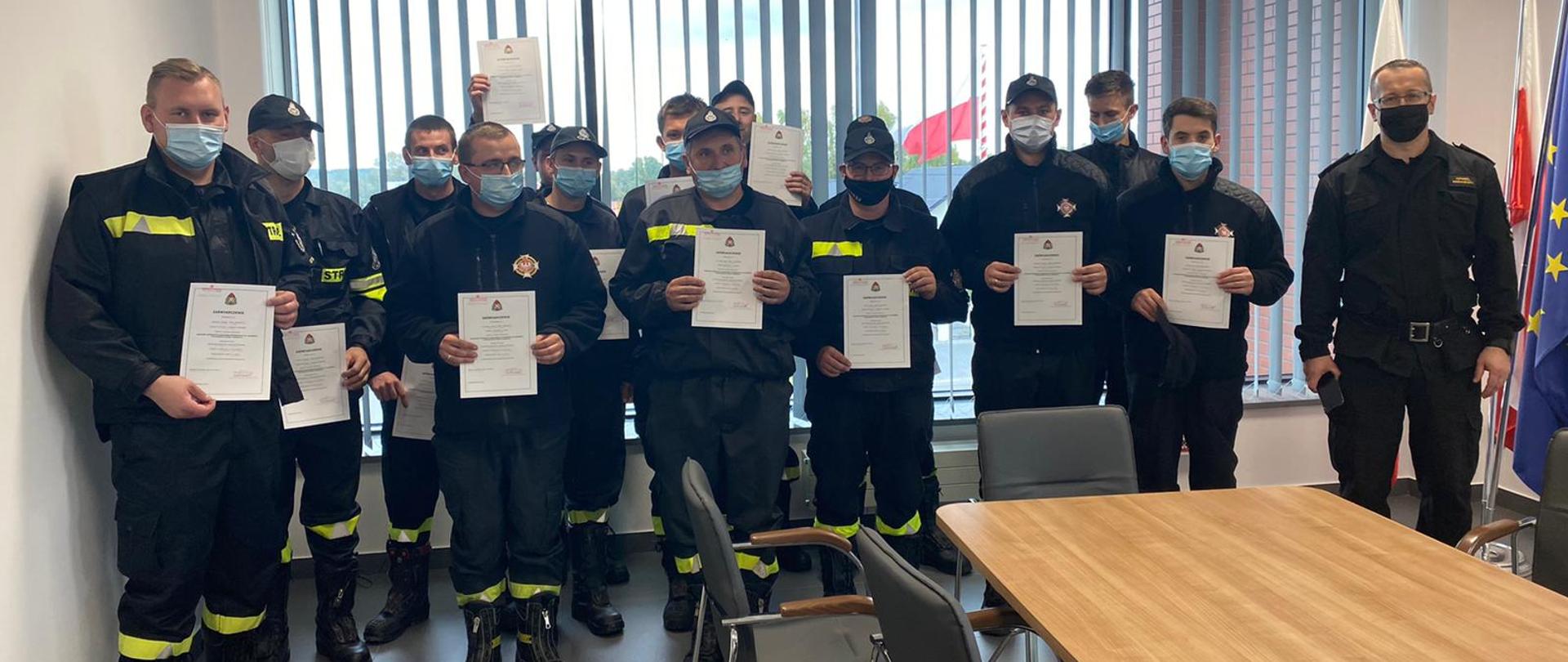 Na zdjęciu strażacy OSP po zakończonym egzaminie