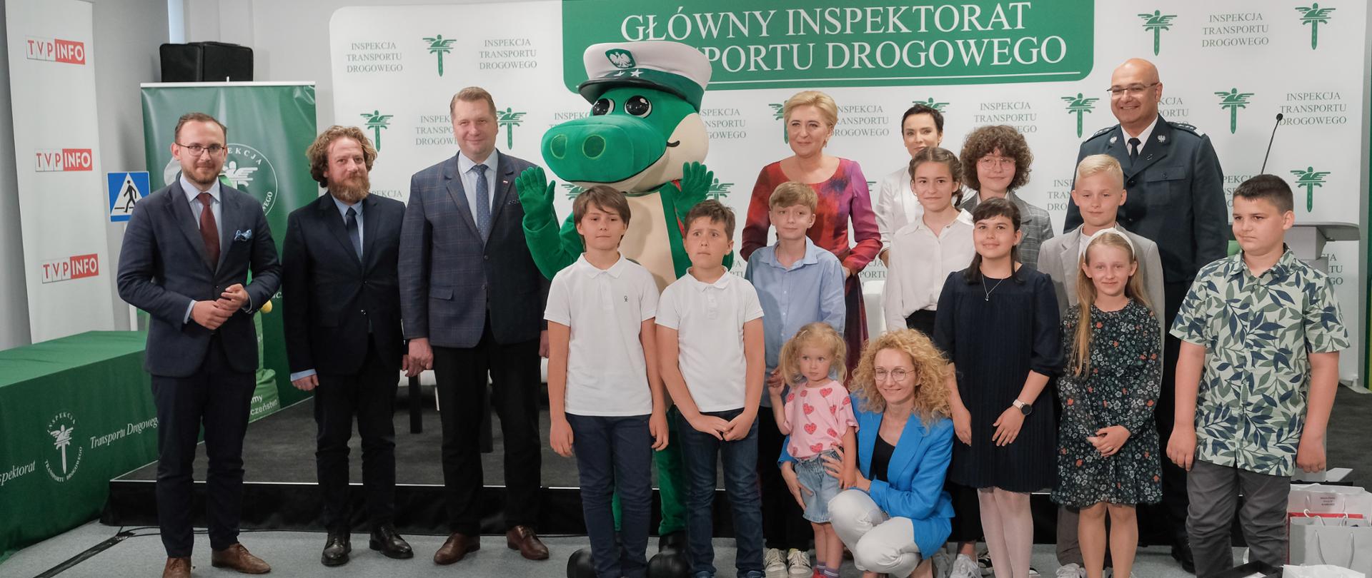 Minister Edukacji i Nauki Przemysław Czarnek wziął udział w ogłoszeniu laureatów konkursu na najciekawsze opowiadanie lub bajkę pod hasłem „Twoje bezpieczne wakacje”.