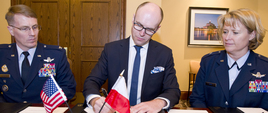 Michał Szaniawski i przedstawiciele Dowództwa USA podpisują porozumienie 