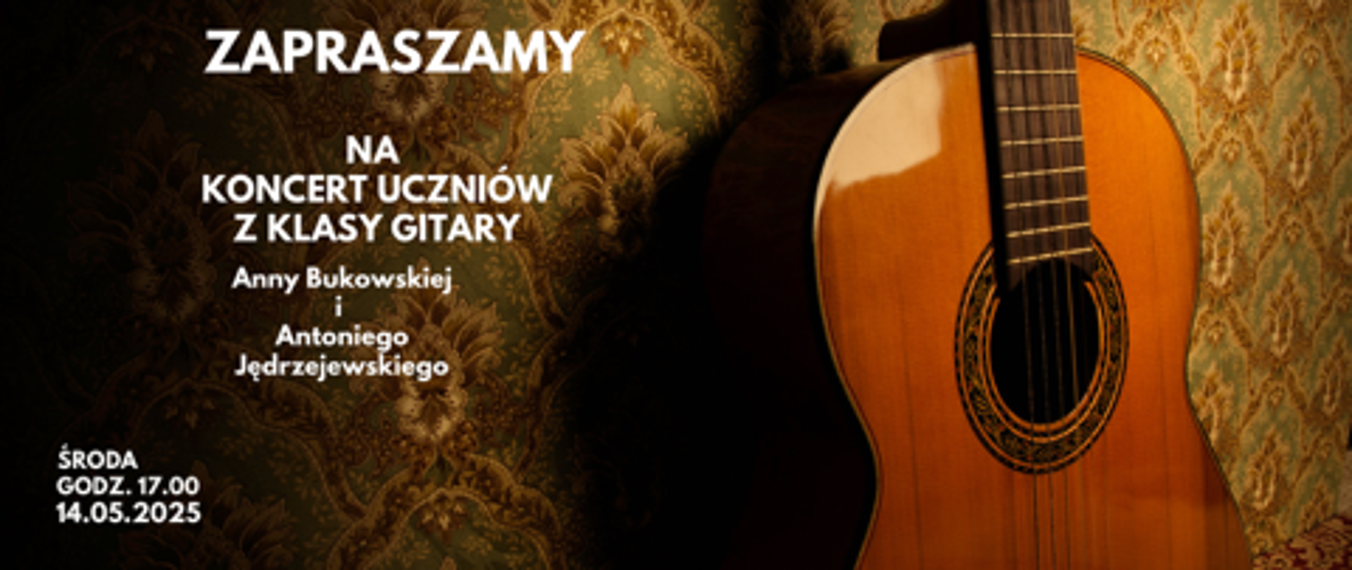 Na żakardowym ciemny tle z prawej strony zdjęcie gitary. Z lewej strony treść ogłoszenia: Zapraszamy na koncert uczniów z klasy gitary Anny Bukowskiej i Antoniego Jędrzejewskiego. środa, godz. 17:00, 14.05.2025