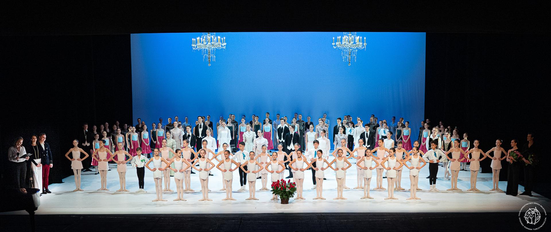 Fotografia z koncertu noworocznego w Teatrze Wielkim - Operze Narodowej, na której widniejszą: wszyscy uczniowie, absolwenci i dyrekcja OSB.