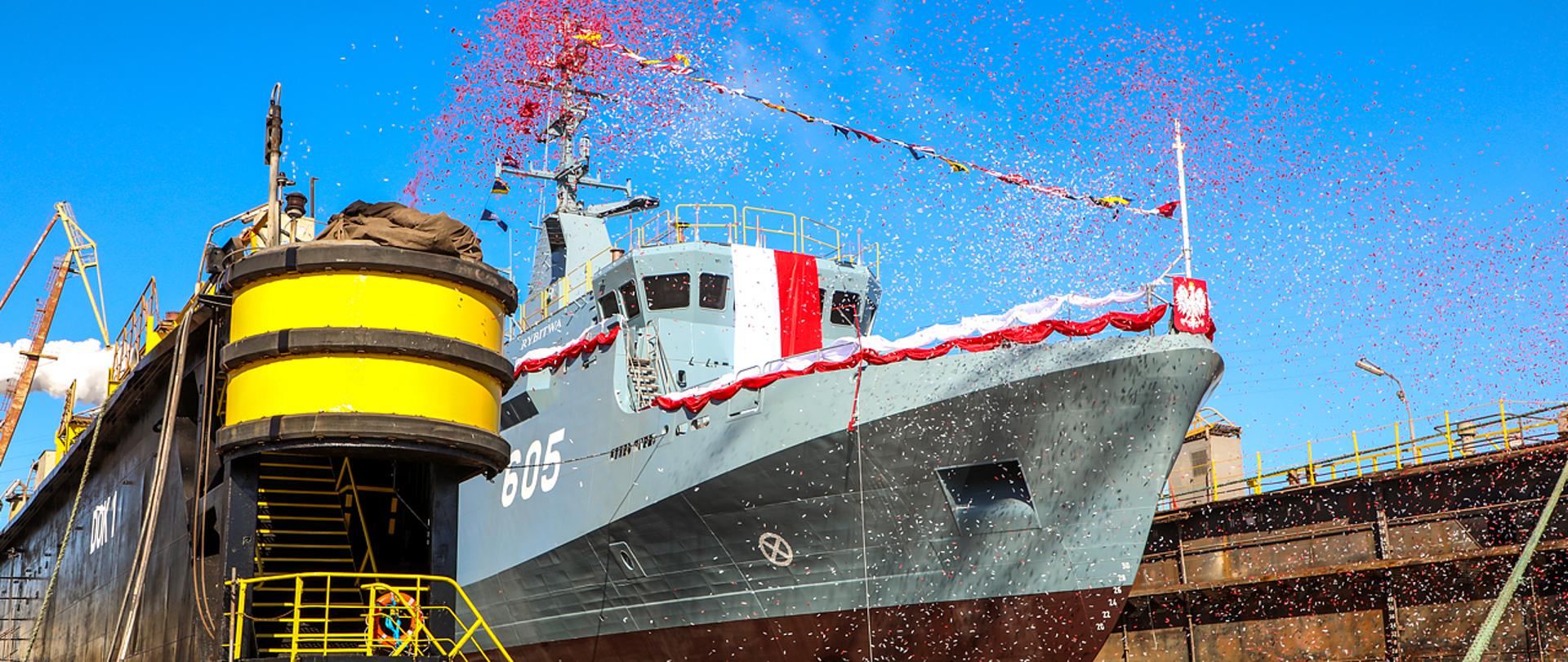 19 marca 2025 roku, na terenie gdańskiej stoczni Remontowa Shipbuilding S.A., odbyła się uroczystość chrztu i wodowania piątego z serii nowoczesnych niszczycieli min projektu 258 typu Kormoran II. W trakcie ceremonii, przyszły okręt otrzymał imię Rybitwa, a matka chrzestna wypowiedziała tradycyjne słowa: „Płyń po morzach i oceanach świata, sław imię polskiego stoczniowca i polskiego marynarza.” Wydarzenie to stanowi kolejny ważny krok w modernizacji polskiej floty wojennej.