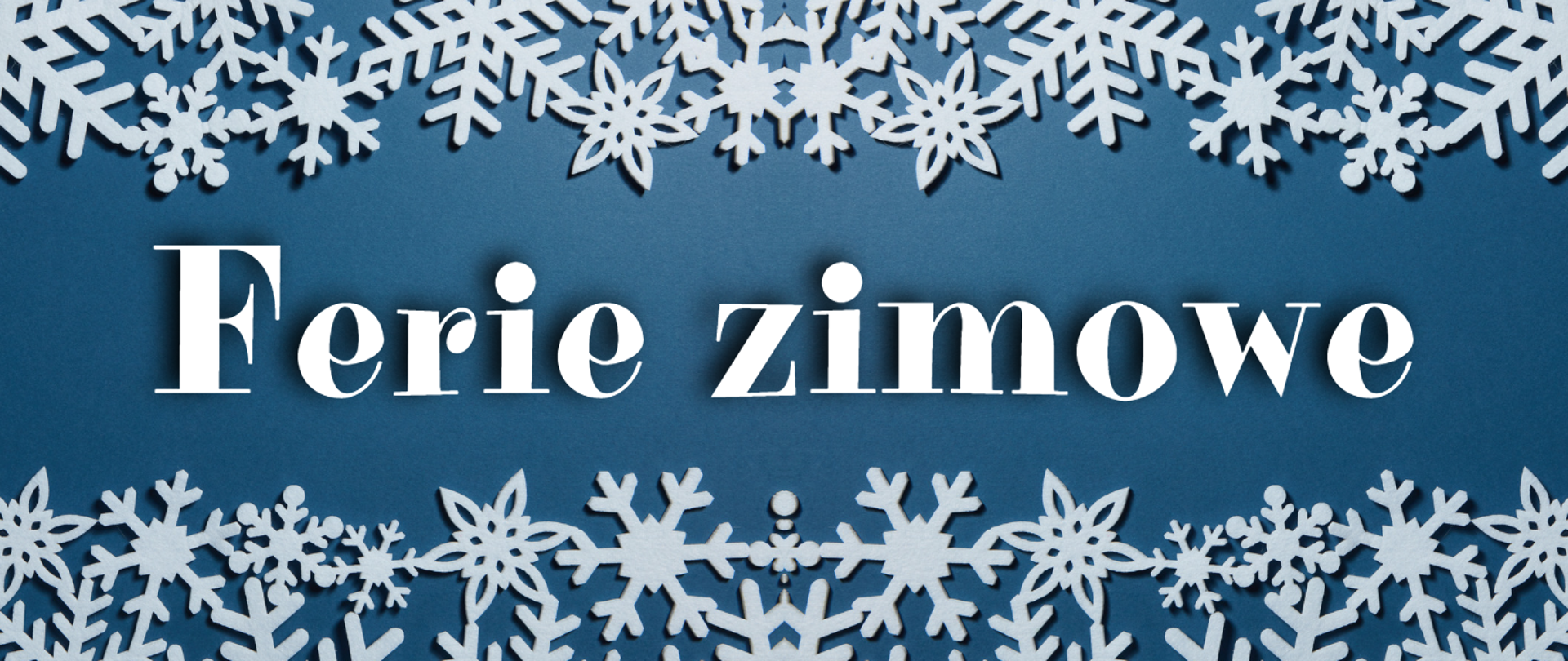 Grafika zawiera tekst: "Ferie zimowe". Tło niebieskie, napis biały umieszczony w części centralnej. U góry i u dołu pasy z białych papierowych symboli płatków śniegu.