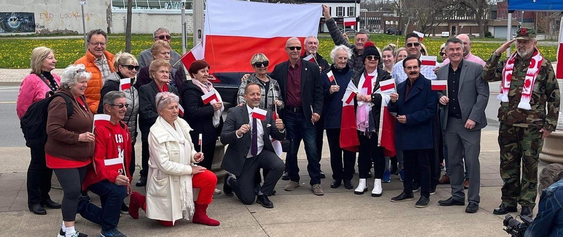 podniesienie polskiej flagi w Niagara Falls