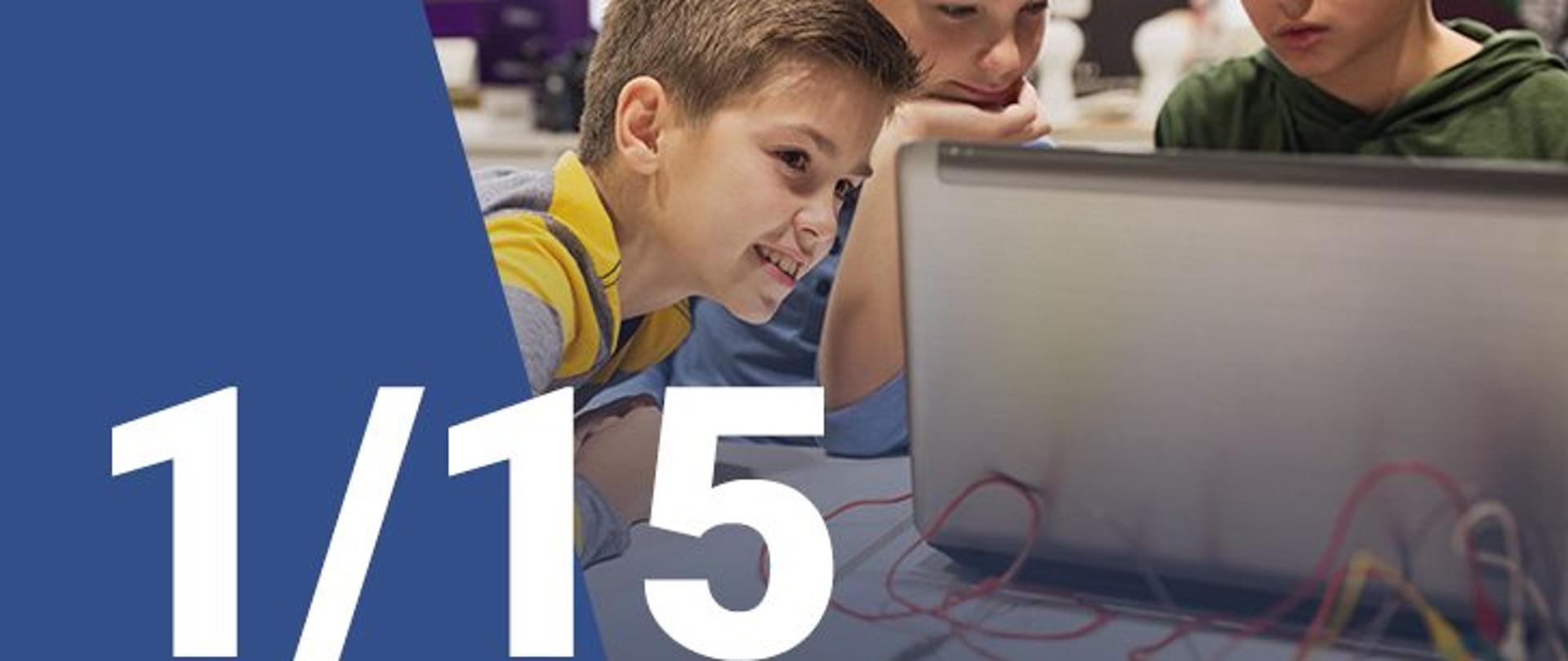 Na zdjęciu widzimy trzech chłopców patrzących na ekran laptopa. W dolnym lewym rogu widoczna jest numeracja zdjęcia (1/15)