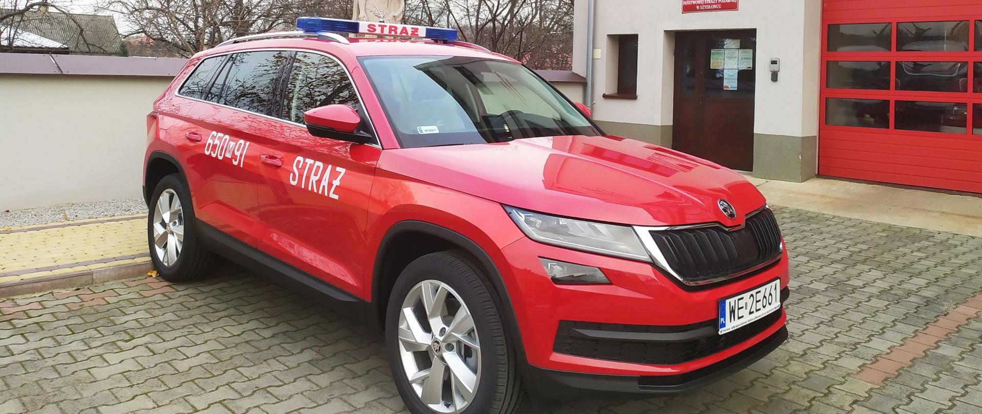 Fotografia przedstawiająca nowo zakupiony lekki samochód rozpoznawczo-ratowniczny przed Budynkiem KP PSP Szydłowiec