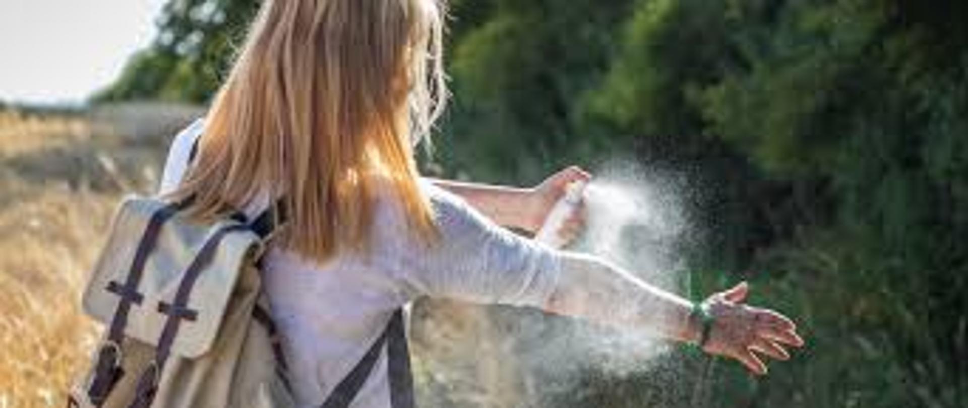 Zdjęcie rozpylanie dezodorantu