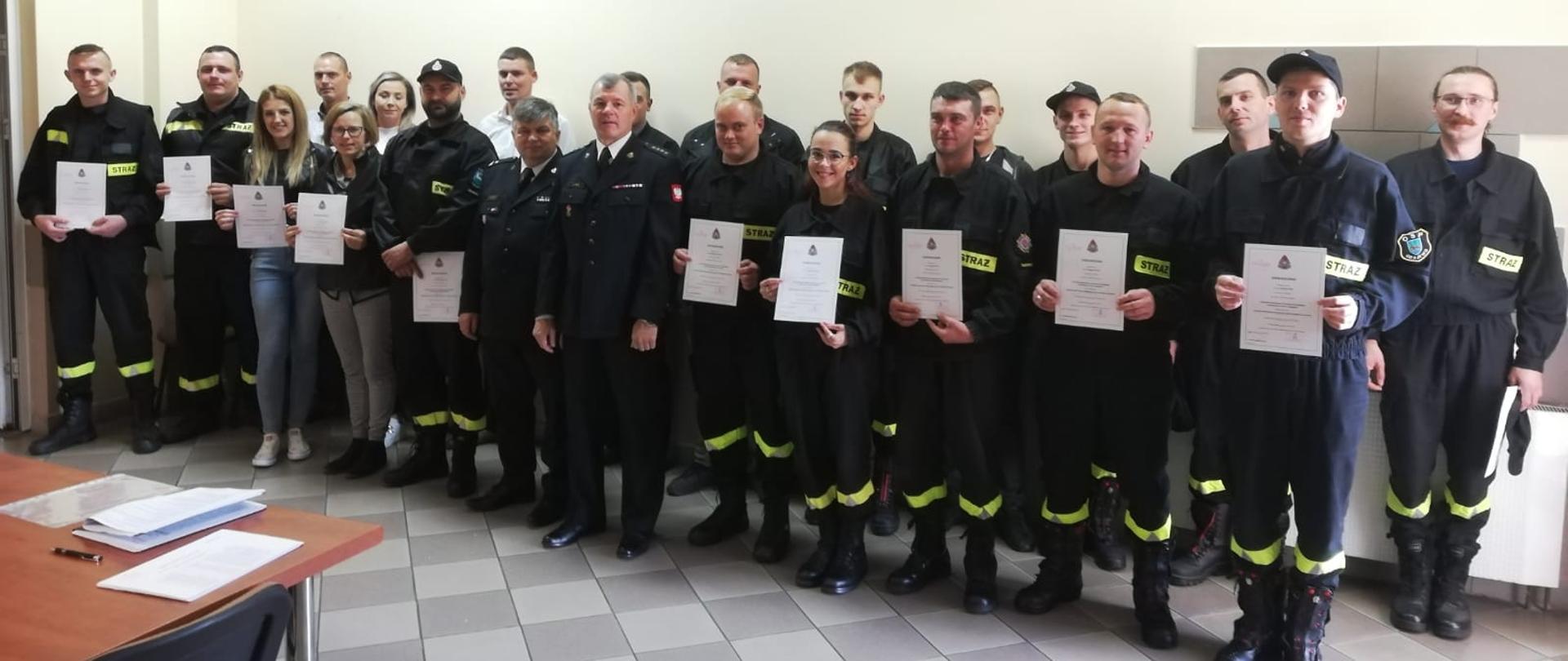 Zdjęcie grupowe. Zakończenie szkolenia podstawowego druhów Ochotniczych Straży Pożarnych z terenu powiatu grajewskiego