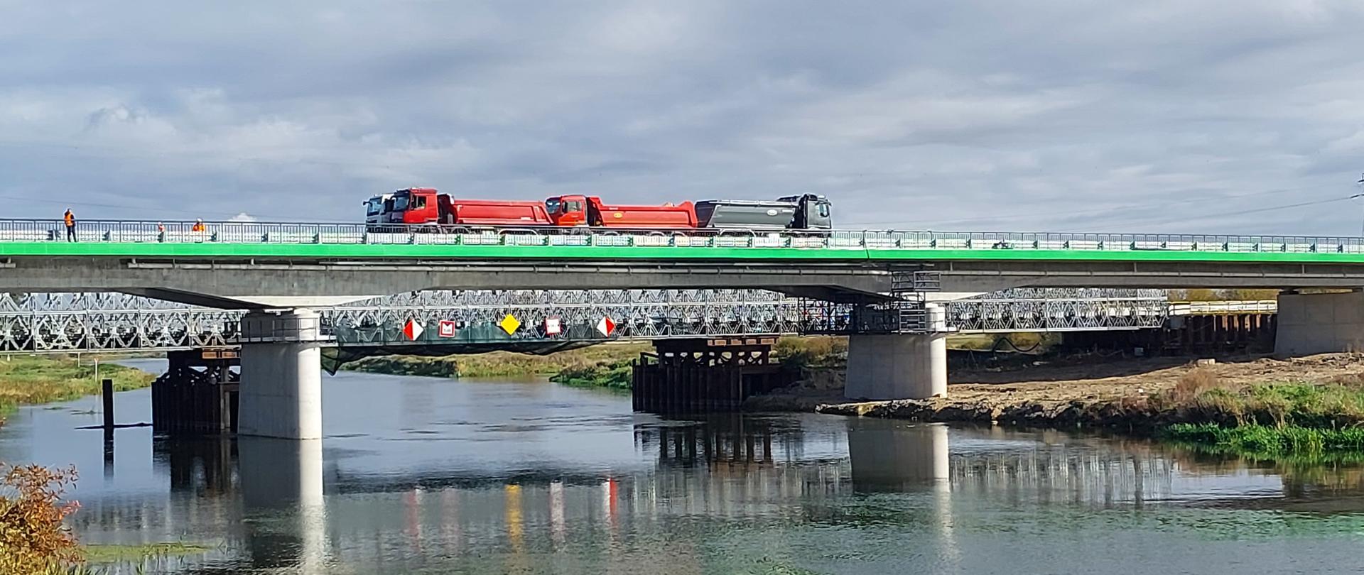 Próba obciążeniowa mostu koło Wizny, na DK64. Na środkowym prześle mostu nad Narwią stoją 32 tonowe ciężarówki, poniżej rzeka