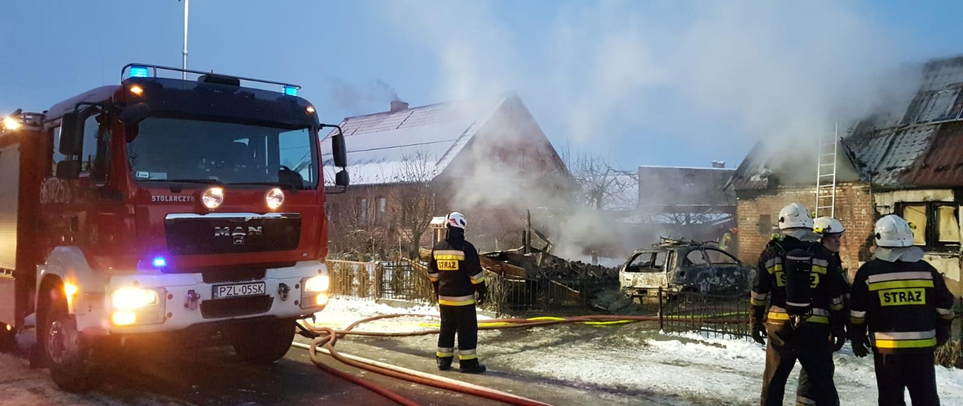 Strażacy i spalone obiekty
