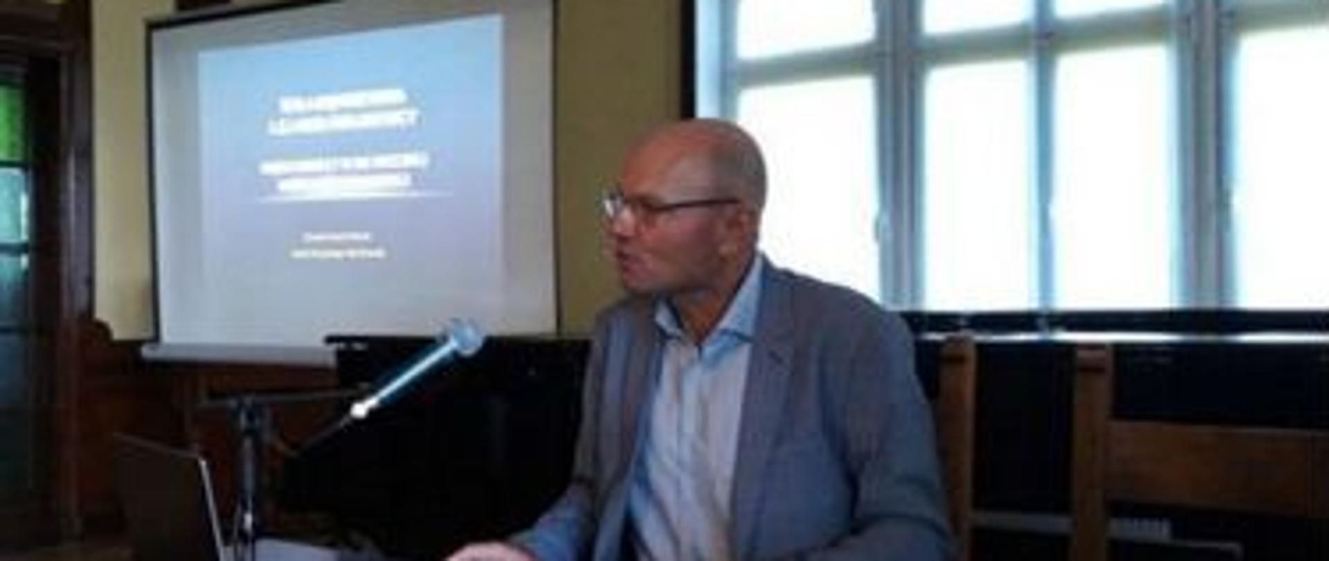 Kolorowe zdjęcie przedstawiające profesora przy pracy.