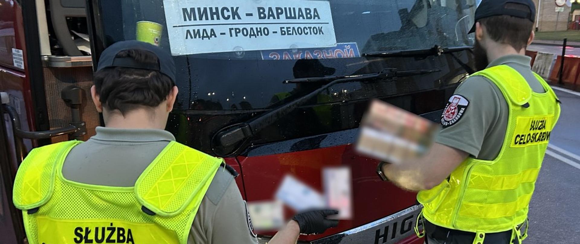 2 funkcjonariuszy trzyma leki i papierosy