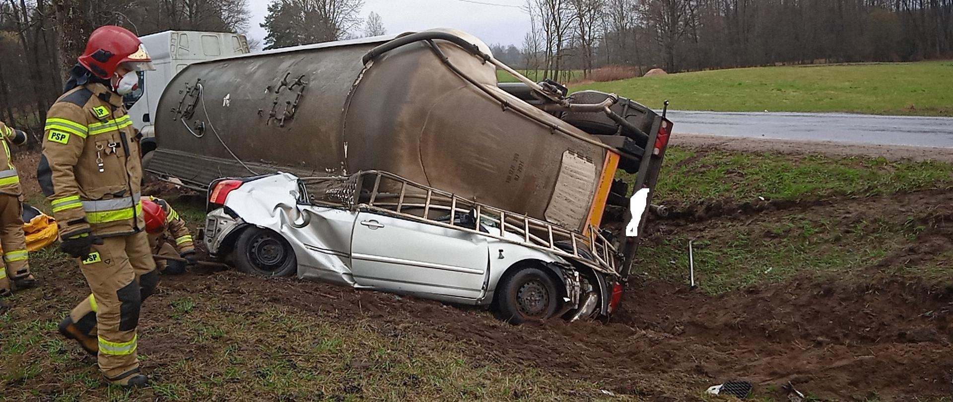 Samochód osobowy przygnieciony przez samochód-cysternę przewożący sypki cement