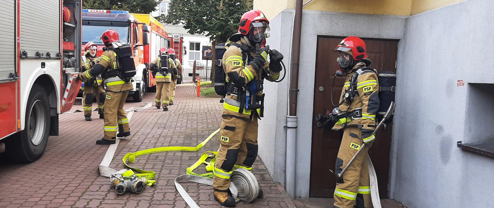 Ćwiczenia Hotel Maxim - przygotowanie strażaków do wejścia do budynku