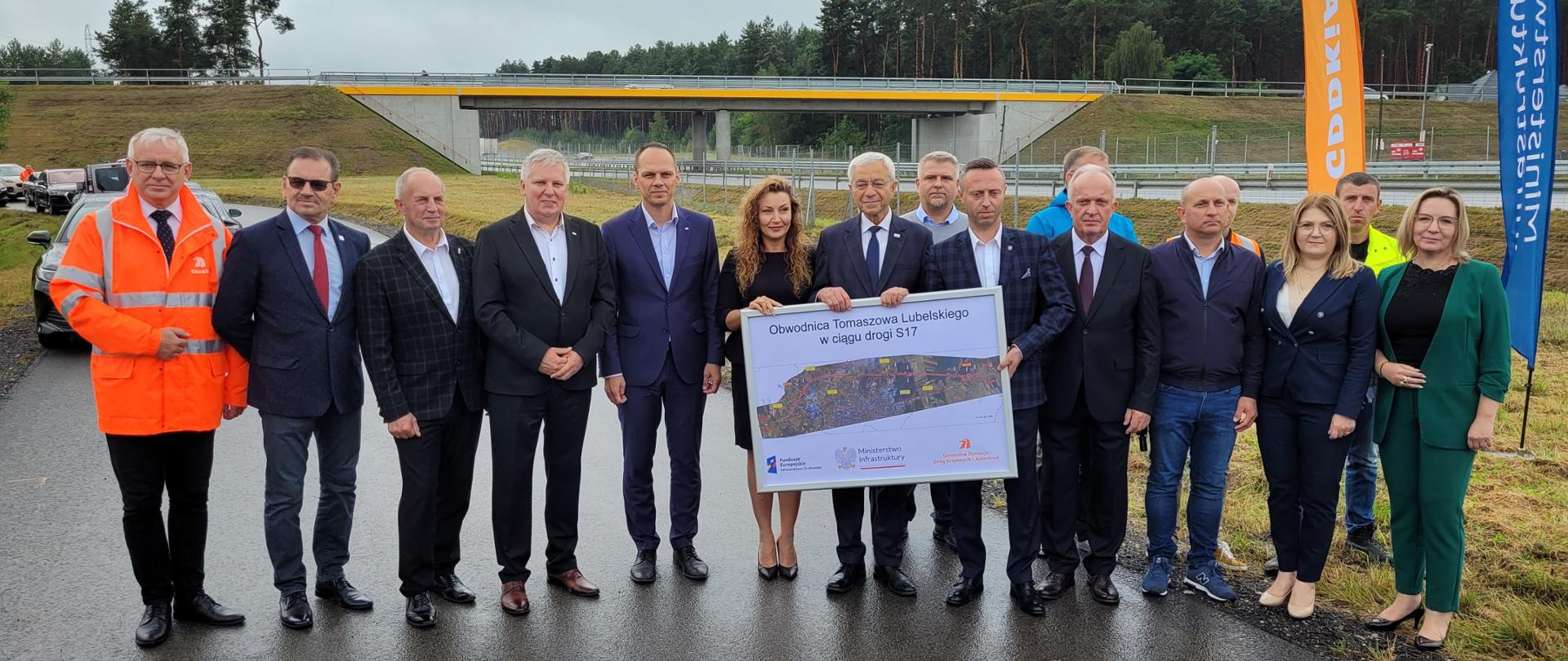 Uczestnicy konferencji prasowej dotyczącej oddania do ruchu drugiej jezdni ekspresowej obwodnicy Tomaszowa Lubelskiego