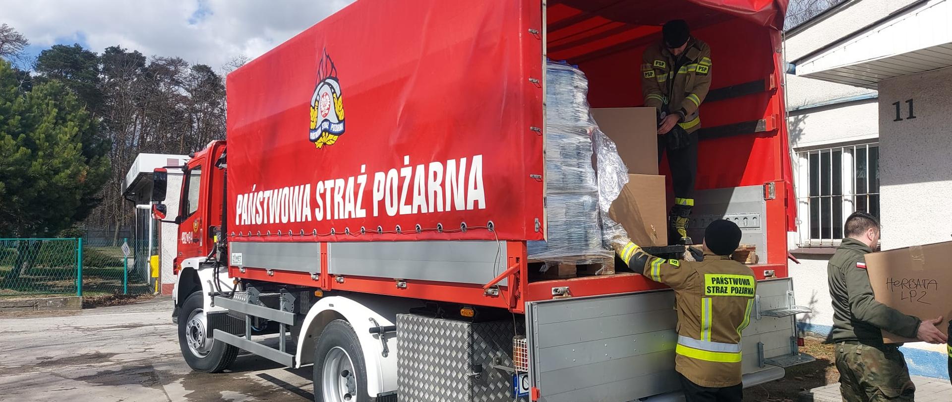 Na zdjęciu strażacy podczas działań pomocy uchodźcom